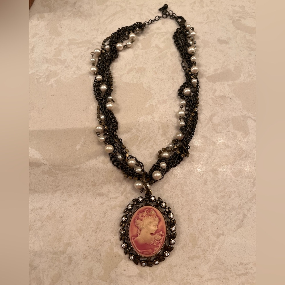 Vintage Cameo Pendant Necklace with faux Pearls